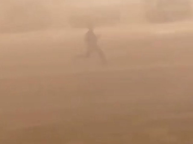 可怕的时刻,巨大的沙尘暴席卷了军事训练基地