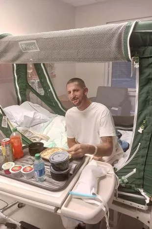 屋顶工人从40英尺高的建筑物上摔下来,吓得脸上的骨头都骨折了