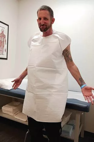 屋顶工人从40英尺高的建筑物上摔下来,吓得脸上的骨头都骨折了