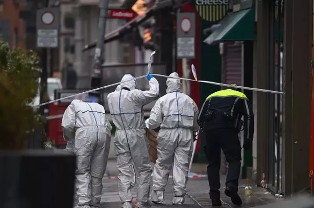 在繁忙的市中心发现一名男子死亡后的谋杀案调查