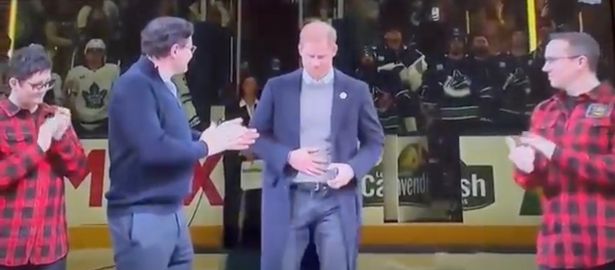 哈里王子和梅根突然来访观看NHL冰球比赛