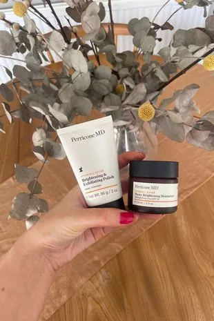 “我的肤色看起来很暗沉,Perricone MD的亮白护肤二人组让我的肤色焕然一新。”