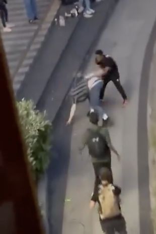 可怕的时刻,男子在街道中央用金属滑板车残忍地殴打受害者