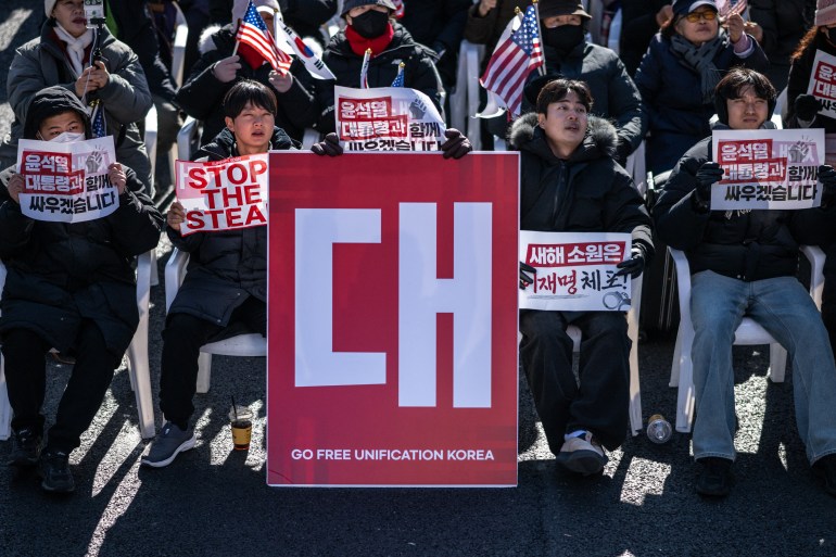 韩国当局要求逮捕尹光雄,对立阵营举行抗议