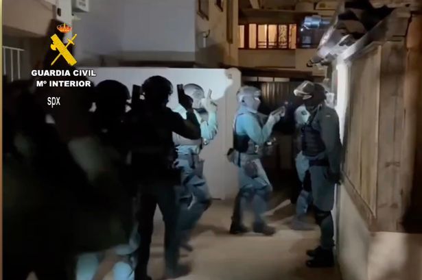 武装警察用攻城槌包围马略卡岛的一所房子,逮捕被赶出英国的暴徒