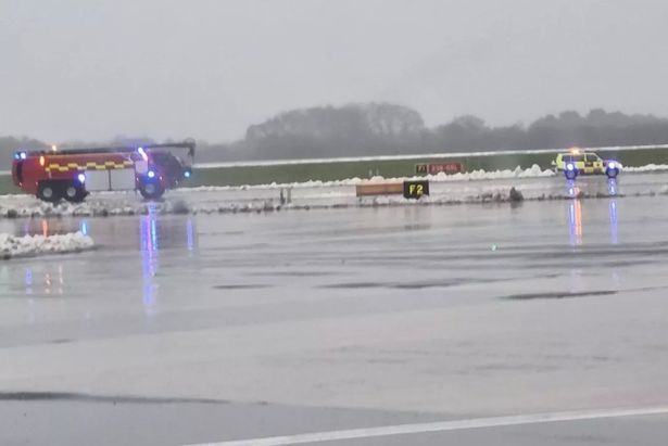 当消防人员冲向跑道时，Jet2飞机紧急降落