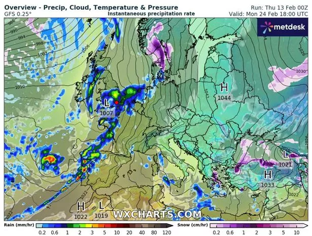 准确日期的天气图变成蓝色,800英里宽的暴雨带将席卷英国上下