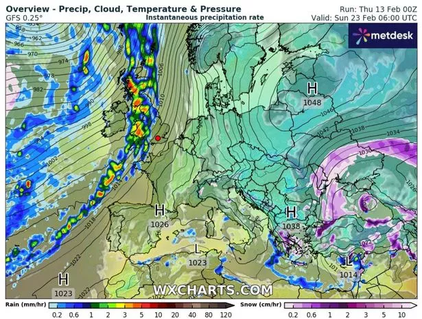 准确日期的天气图变成蓝色,800英里宽的暴雨带将席卷英国上下
