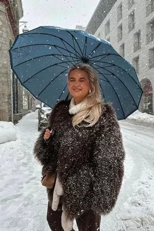 莫莉·梅·黑格分享了在滑雪旅行中手机锁屏的先睹为快