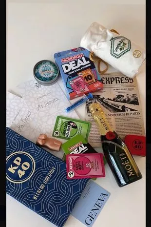 凯蒂·佩里在40岁生日周末送给朋友一个“OzempiKP”注射器