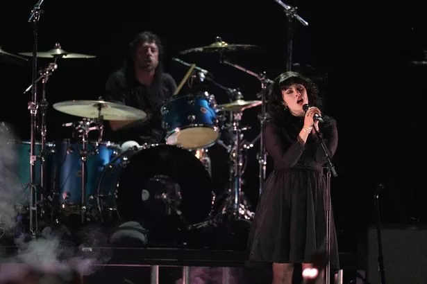 戴夫·格罗尔(Dave Grohl)再次与涅槃乐队(Nirvana)重聚,并邀请女儿上台,此前他们的家庭因婚外情而遭受重创