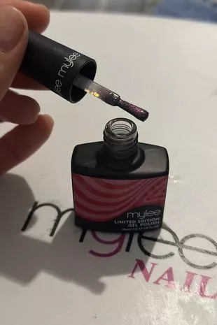 我尝试了Mylee的精选盒降临日历,它让我在家里有了适合圣诞派对的指甲