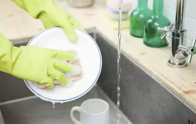 常见的厨房用品爬满了可能会让你生病的细菌