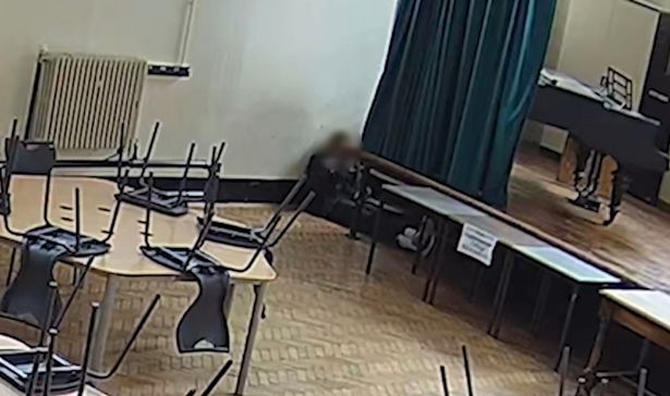 女孩躲在窗帘后面,然后“刺伤老师和学生”被闭路电视拍了下来