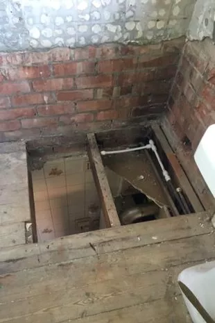 爷爷从建筑工在浴室地板上留下的洞里掉下去,死在厨房里