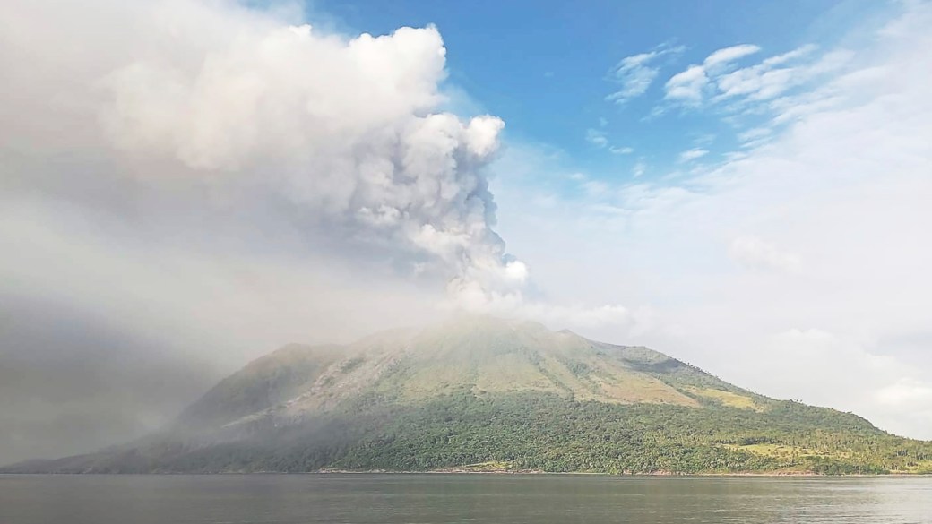 印尼火山爆发造成至少10人死亡,房屋被烧毁