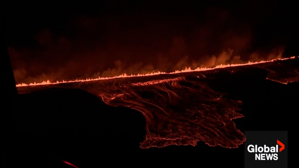 印尼火山爆发造成至少10人死亡,房屋被烧毁