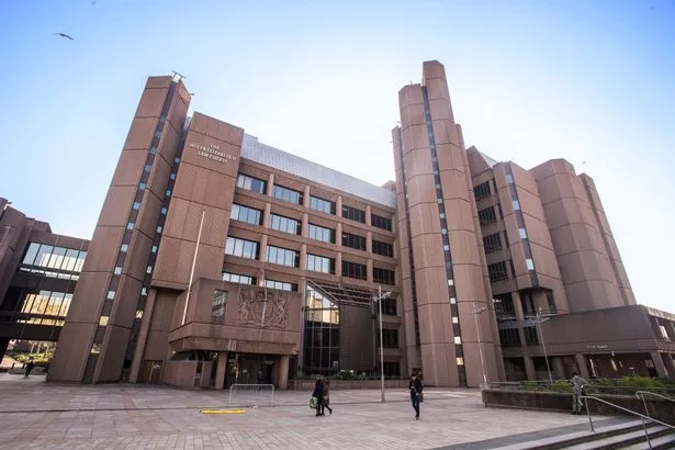 克雷格·大卫演出后,妈妈用高跟鞋攻击女孩,女孩辩解说“我只有15岁”