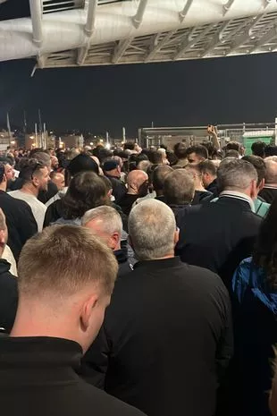 英格兰球迷在希腊比赛中施放催泪瓦斯,英足总调查警方的高压战术