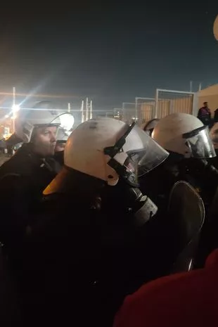 英格兰球迷在希腊比赛中施放催泪瓦斯,英足总调查警方的高压战术