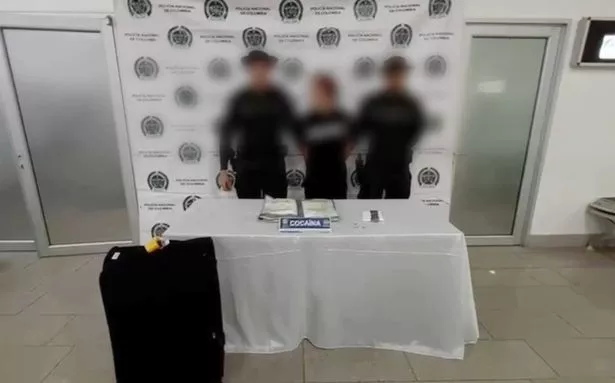 一名英国人在哥伦比亚机场被抓获,他在宽边帽下藏了两公斤可卡因