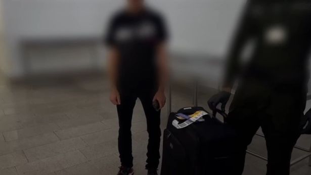 一名英国人在哥伦比亚机场被抓获,他在宽边帽下藏了两公斤可卡因