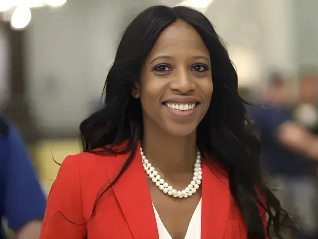 美国第一位黑人共和党女议员米娅·洛夫去世，享年49岁