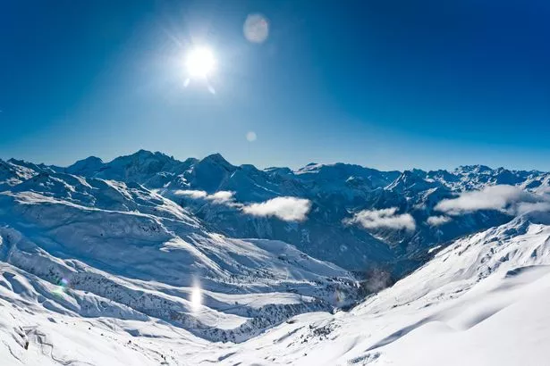 一名英国滑雪者死于法国阿尔卑斯山的“巨大”雪崩,雪下只有他的肘部可见
