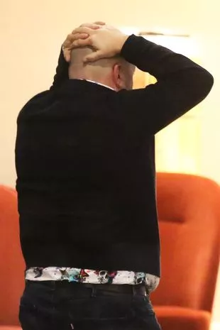 《舞动奇迹》的明星们都很紧张——格卢姆·谢恩·沃德饰演的韦恩·埃文斯双手抱头