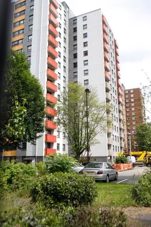 男子从阳台坠楼身亡,一男一女因谋杀被捕