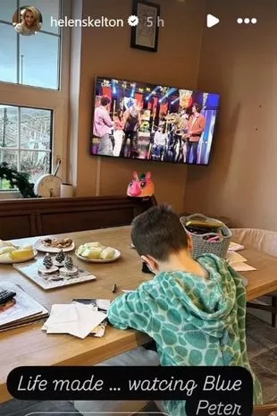 海伦·斯凯尔顿在偷拍照片中庆祝儿子继承了她的“蓝色彼得遗产”