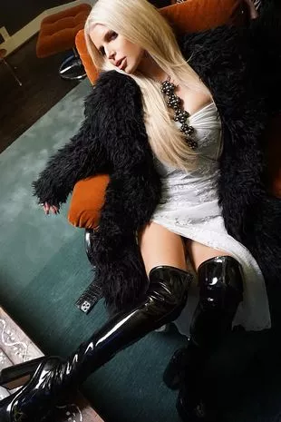 杰西卡·辛普森丢弃戒指并分享神秘帖子,引发离婚传闻