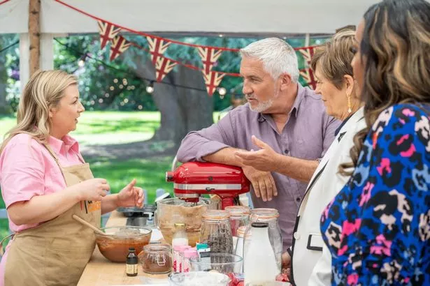 名人GBBO首先看看Prue Leith的继任者作为新评委首次亮相