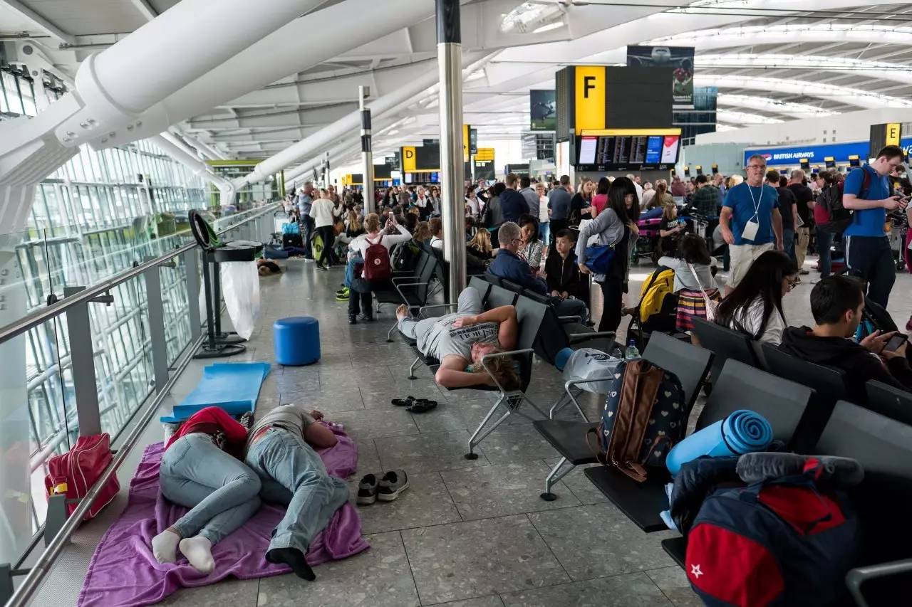 由于愤怒的乘客在机场面临“混乱”，英国航空公司的网站、应用程序和系统瘫痪