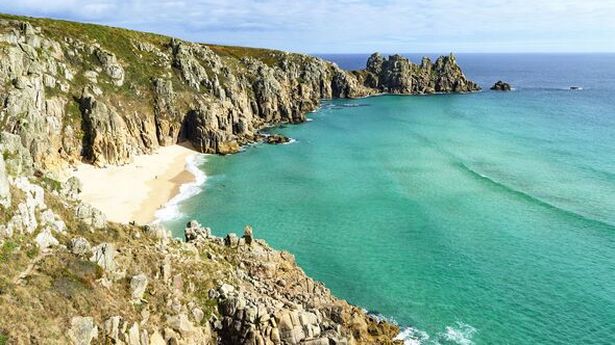 夫妇发现“英国巴厘岛”海滩隐藏在僻静的海湾与水晶水