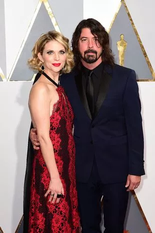 戴夫·格罗尔(Dave Grohl)在背叛第一任妻子后与喷火战机(Foo Fighters)乐队成员的残酷争吵