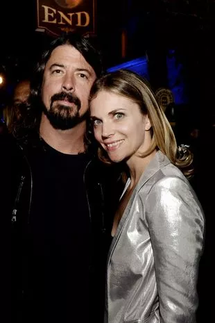戴夫·格罗尔(Dave Grohl)在背叛第一任妻子后与喷火战机(Foo Fighters)乐队成员的残酷争吵