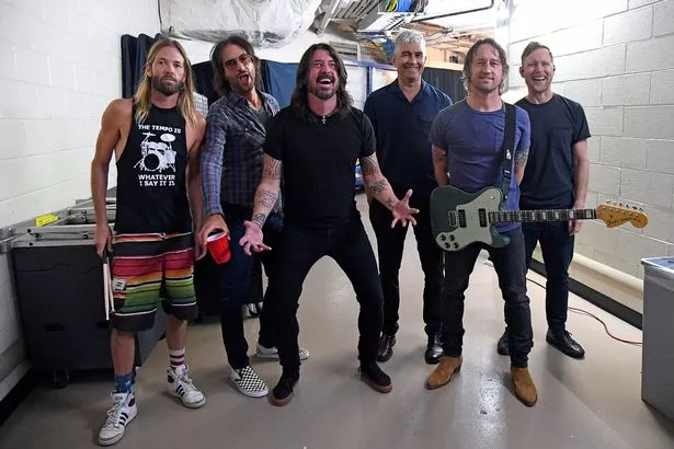 戴夫·格罗尔(Dave Grohl)在背叛第一任妻子后与喷火战机(Foo Fighters)乐队成员的残酷争吵