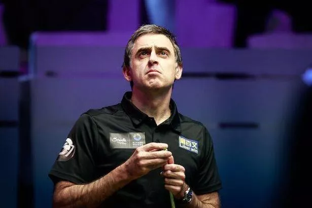罗尼·奥沙利文(Ronnie O'Sullivan)在退出比赛前将球杆摔在桌子上,他看到了红色