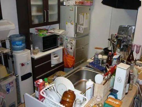 人们发现普通的家居用品可以在几秒钟内扑灭厨房里的火