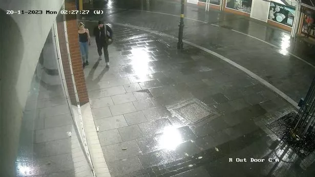 杀死“糖爹”的女人走进法庭,嘴里唱着“伙计!我觉得自己像个女人!”