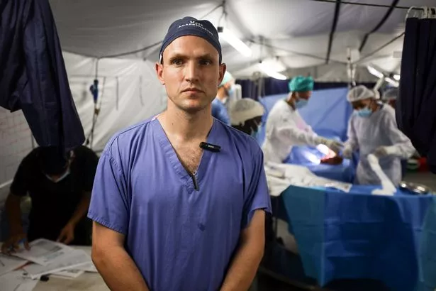 勇敢的NHS医护人员在饱受战争蹂躏的加沙上演圣诞奇迹，帮助挽救生命