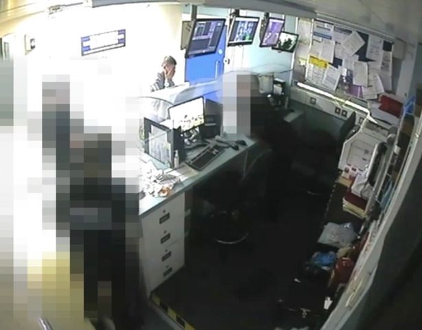 当斯嘉丽·维克斯的妈妈意识到14岁的女儿在厨房里奄奄一息时,她哭了