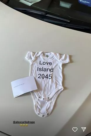 亚当·科拉德（Adam Collard）在《爱情岛》（Love Island）上的有趣礼物，他享受着新爸爸的生活