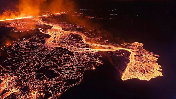 冰岛火山爆发引发紧急疏散行动,岩浆快速流动