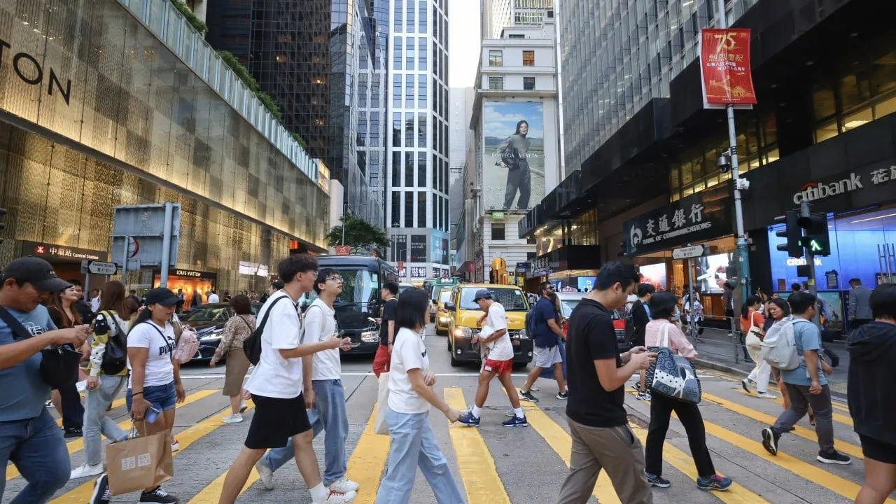 港股下跌，企业财报喜忧参半，中国财政刺激前景堪忧