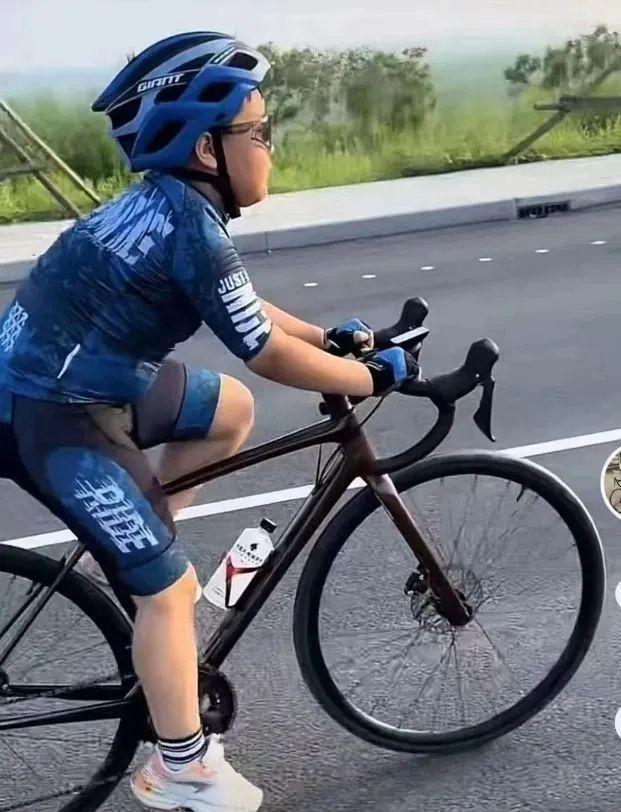 男孩骑行身亡案背后的深思，司机选择沉默，高德责任何在？