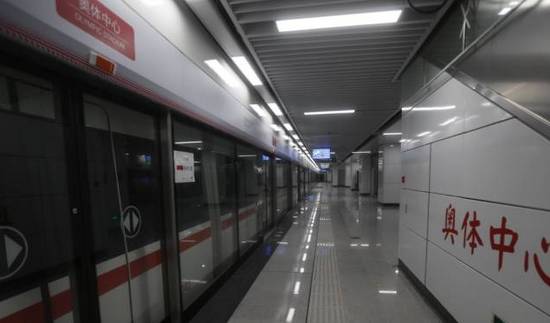 南京地铁S1线突发故障，乘客夜幕中徒步穿越隧道，共克时艰显温情